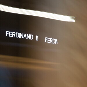 Ruth Schnell, *1958 in Bludenz (AT), lebt in Wien (AT), CUIUS REGIO – WES DAS LAND (WHOSE REALM), 2018/2022, Kunststoff und Leuchtdioden, KULTUMUSEUM Graz, aus: Last&Inspiration. 800 Jahre Diözese Graz-Seckau (2018), adaptiert für KULTUMUSEUM Graz