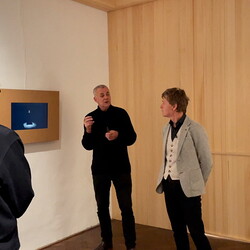 Zlatko Kopljar führte mit Kurator Johannes Rauchenberger durch die Ausstellung 'AUSLÖSCHUNG', 23.11.2024