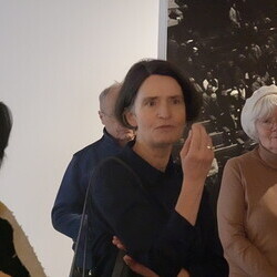 Lena Knilli bei: 'Sacred Spaces – Heilige Räume': 5. Themenführung mit Kurator Johannes Rauchenberger in der Ausstellung: 'GOTT HAT KEIN MUSEUM', KULTUMUSEUM Graz 6.12.2025