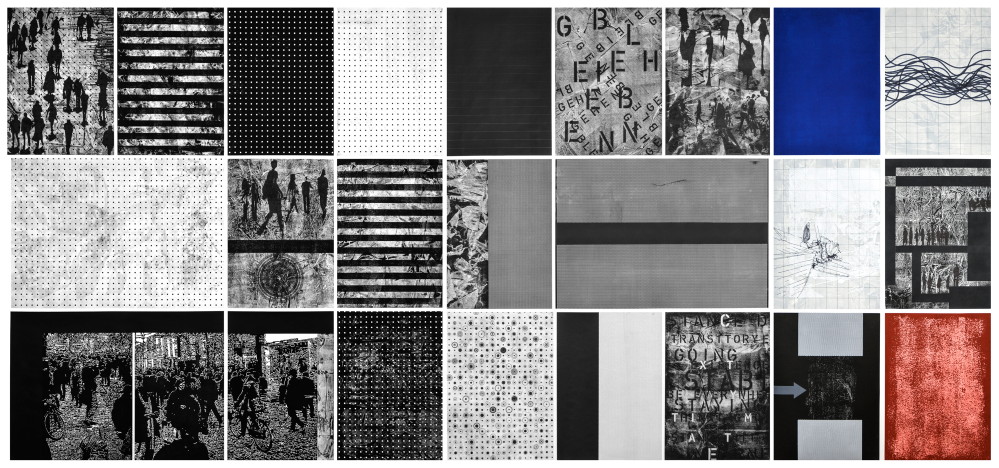 Peter Angerer: „going – staying“, 2023, Grafikinstallation, vielteilig, offen; Monotypie, Zeichnung, Linoldruck, Elementendruck, Text (Schablonenschrift), Unikate; Abb.: 210cm x 450cm, digitalisierte Grafiken samt Erweiterungen/TV Gerät