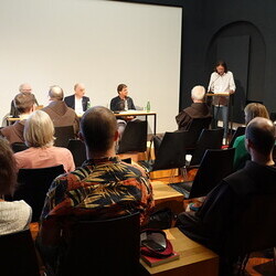                                 LITERATUR HOTEL: Vom Was und Wie. Die Essays von Franz Josef Czernin und Ferdinand Schmatz, KULTUM Literatur, 4. Juni 2025Lesungen und Gespr?ch. Begr??ung Paul PechmannModeration Ronald Pohl. Eine Kooperationsverans