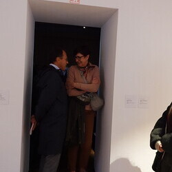 Lange Nacht der Kirchen, 23. Mai 2025: Kurator Johannes Rauchenberger führt durch die Ausstellung 'NUN MEHR – MEAN TIME' von Maaria Wirkkala