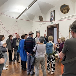 Lange Nacht der Kirchen 2024_'Nie wieder Krieg!'_Zenita Komad_Kuratorenführung. Foto: KULTUM