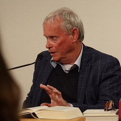 Lesung am 8. Mai 2026 mit Peter Waterhouse aus seinem neuen Werk Z Ypsilon X, mit einleitenden Worten von Johannes Rauchenberger und Edith Draxl. Gespräch und Moderation Paul Jandl.