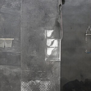 Anneliese Schrenk: Parallelwand, 2018, 330x750x16cm7 Frottagen/2007-2018, Metallobjekte/8 Haken 8 L?cher 8 B?gen/Schlachthausfreundmetallgeflecht (BH)/Kandare, Leder/Aussto?haut auf Keilrahmen/Interne Codes, Unfallautoscheibe/Jaguar/gr?n, Steinstab 