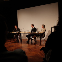 Mit einem Bein steht dieser Dichter in Argentinien, mit dem anderen erreicht er den Abend. Was Fedor Pellmann, der unter Supermarktjunkies, sp?ten Fischreihern und Ausfahrern in Buenos Aires abwartende Dichter aus M?nchen, in seinem Gedichtband ?Nur 