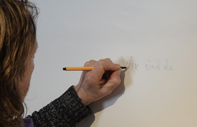 Markus Wilfling schreibt 'Wir sind da', 2026