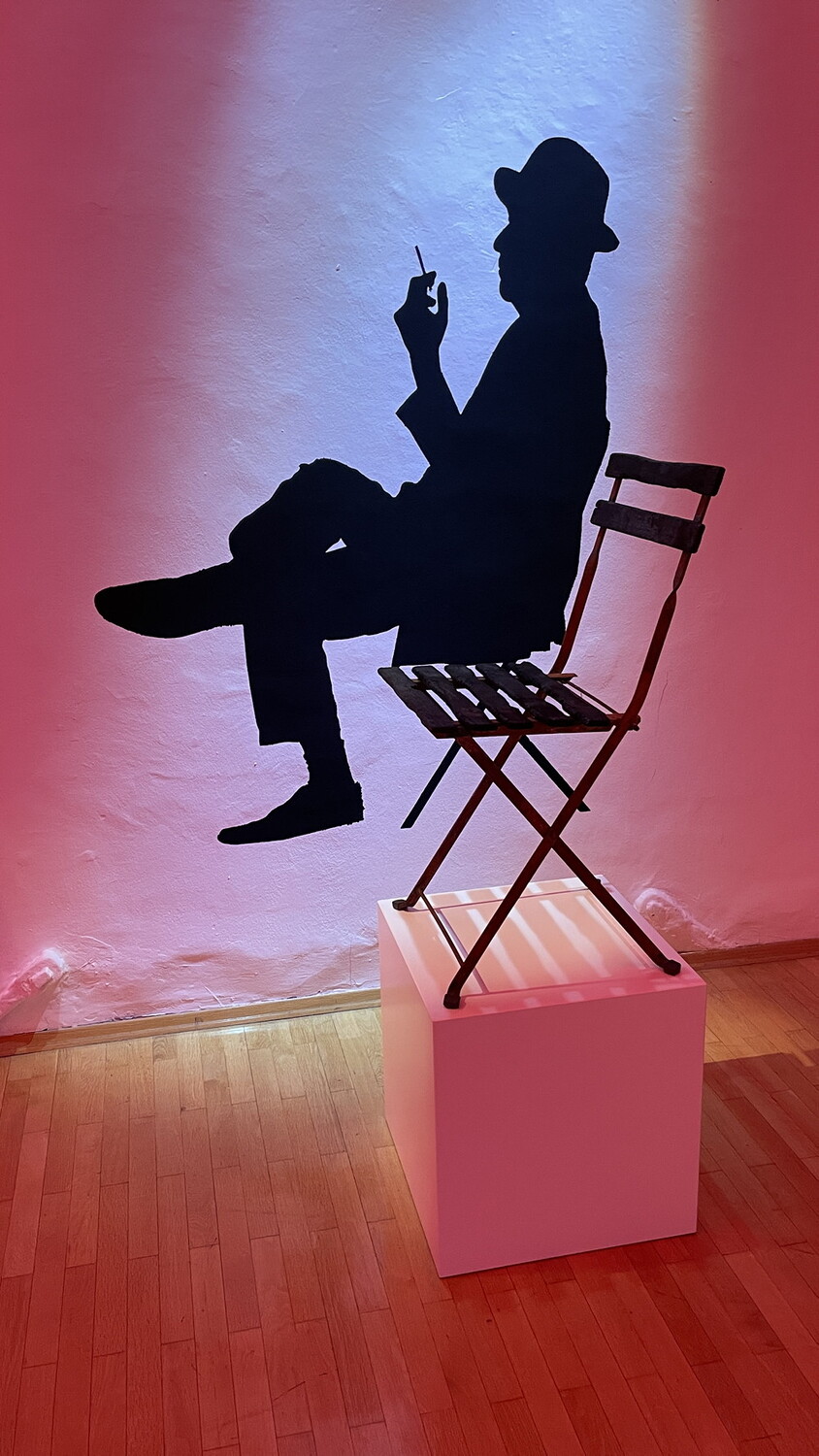 Henry Jesionka Photo Graph, 2023,  1,85m x 1,2m  x 0,6 m Schwarze 3.0 Farbe auf wei?er Wand Stuhl aus gebranntem und oxidiertem Holz und Stahl  Foto: Jesionka