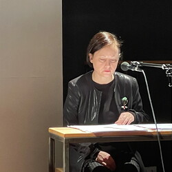 BREAK EDEN. Ges?nge von Sirenen. H?RSPIEL, KULTUM, 1. Dezember 2023  Text, Lesung: Lisa Spalt Komposition: Clemens Gadenst?tter  Interpret*innen: Anna Claire Hauf | Stimme Ernst Surberg |  Keyboards  Foto: KULTUM/J. Rauchenberger