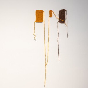 Daniel Amin Zaman, * 1976 in Salzburg (AT), lebt und arbeitet in Wien (AT), Clothes for a freezing soul, 2010, Wolle, zwischen ca. 27 und 54 cm², Courtesy des Künstlers, Dauerleihgabe an das KULTUMUSEUM Graz, aus: Daniel Amin Zaman: ZAMANISMUS (20