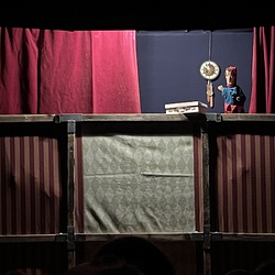 JUNGES PUBLIKUM_Bavastel Puppentheater Graz_Kasperl und das Krokodil. Foto: KULTUM/Hopper