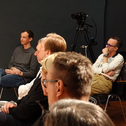                                 Mit einem Bein steht dieser Dichter in Argentinien, mit dem anderen erreicht er den Abend. Was Fedor Pellmann, der unter Supermarktjunkies, sp?ten Fischreihern und Ausfahrern in Buenos Aires abwartende Dichter aus M?nc