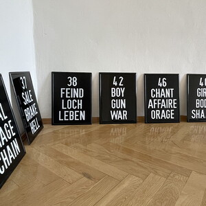 Michael Endlicher, Dramenbleche, 2004/2022, geprägtes Aluminiumblech, 30x40 cm, 40x40 cm, 50x40 cm, Auflage: 1+1, Ausstellungsansicht: Michael Endlicher: ZEICHEN SPRACHE IRONIE, KULTUM Graz, 11. Mai bis 13. Juli 2024, Kurator: Johannes Rauchenber