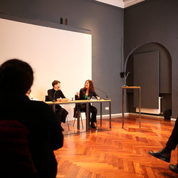 LITERATUR HOTEL: Luljeta Lleshanaku und Andrea Grill: DIE STADT DER ÄPFELKULTUM, 25. April 2022