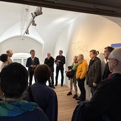Kuratorenführung mit Kurator Johannes Rauchenberger durch die Ausstellung 'Im Bann (s)einer gro?en Erz?hlung: Josef Fink zum 25. Todestag' am letzten Ausstellungstag, 19. April 2025