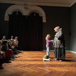 D'ÄRDGEISS_Figurentheater Margrit Gysin / Schweiz. Foto: KULTUM/A. Hopper