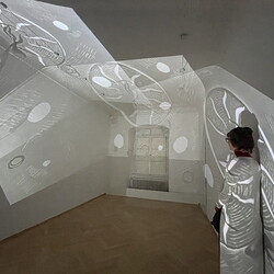 Aufbau der Ausstellung: 'SISTERS OF THE LABYRINTH' von Renate Kordon und Tamara Friebel, KULTUM Graz, 2.-23.März 2024  Foto: KULTUM/Johannes Rauchenberger