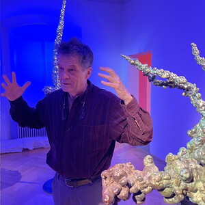 Henry Jesionka vor seinen Ausstellungsobjekten von 'FLEEING SHADOWS'Foto: J. Rauchenberger