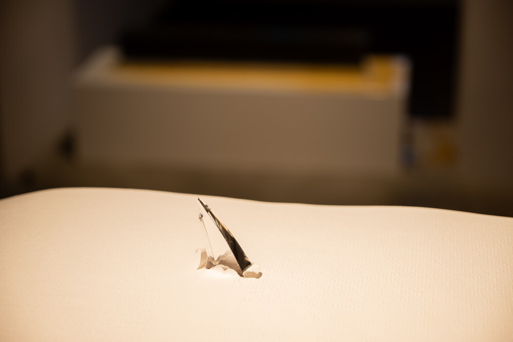 Foto: KULTUM/Adnan Babahmetovic Zlatko Kopljar: Vinculum II, 1995Text der Apokalypse in Blindenschrift, Kristalldorn; Ausstellungsansicht: Zlatko Kopljar: AUSLÖSCHUNG | ERASION. KULTUMUSEUM Graz, 27. Sept. 2024 – 12. Jan. 2025Kurator: Johannes Rauchenberger