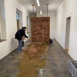 Aufbau der Ausstellung: Zenita Komad: NIE WIEDER KRIEG!KULTUM MUSEUM Graz, J?nner 2024Foto: KULTUM/Aufbauteam