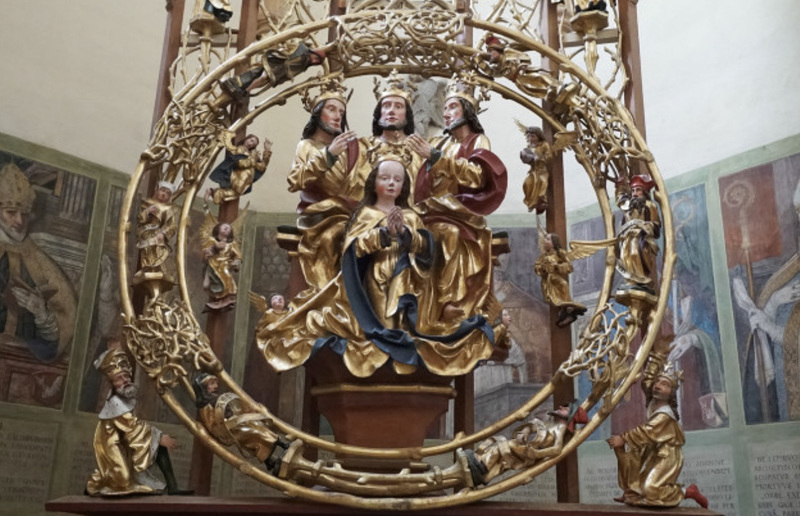 Dürnberger Altar, 1507, Holz, gefasst. Seckau, Stiftskirche Mariä Himmelfahrt, Bischofskapelle Die Marienkrönung durch die Trinität mit drei Köpfen aus einem Körper in Seckau zählt zu den eigenwilligsten gotischen Schnitzaltären. 