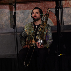 Abschluss der 4. Blumenbergtage am 14.3.26 im Minoritensaal mit einem Live-Hörspiel inszeniert von büro lunaire, nach einem Text von Stefan Schmitzer, mit Kompositionen von A. Bauer, T. Urban, F. Kindlinger, G. T. Pérez, R. Schinwald. Tontechnik B. A