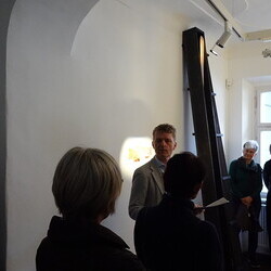 Lange Nacht der Kirchen, 23. Mai 2025: Kurator Johannes Rauchenberger führt durch die Ausstellung 'NUN MEHR – MEAN TIME' von Maaria Wirkkala