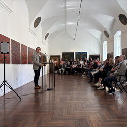 Er?ffnung von ?Gott hat kein Museum #02? am 12. September 2026 durch Kurator Johannes Rauchenberger mit der Sonderausstellung von Eilfried Huth (Zyklus zum Alten Testament) und Sammlungsinterventionen ?Stille und Gewalt? von Elisabeth Gschiel