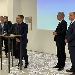Eröffnung des Spiegelgitterhauses Gleisdorf (Sammlung Wolf) durch Bürgermeister Christoph Stark, Landeshauptmann Christopher Drexler und Diözesanbischof Wilhelm Krautwaschl.Laudatio: Walter Prügger,Einführung in die Ausstellung 'WENDEZEITEN/ZEITENW