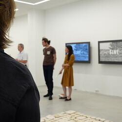                                 Er?ffnung der Sommer-Ausstellung im Spiegelgitterhaus Gleisdorf am 20. Juni 2025:  'round and round she goes  and where she stops nobody knows'Eine Ausstellung ?ber die ZEIT, kuratiert von zweintopf Mit Werken von M