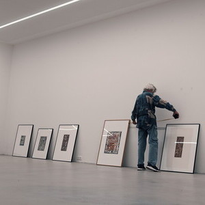 'Sonnentropfen am Bildzerriss der Welt. Rückschau und Jetztschau Durchtiefte Radierungen - gehöhte Bilder' von Alois Neuhold: Aufbau im Spiegelgitterhaus Gleisdorf