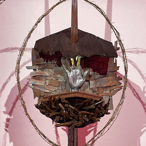 Henry Jesionka: Elègie, 2023, 2,4 m x 0,6 m x 0,6 mStahl, Holz, Aluminium, Messing, Spiegel, LED