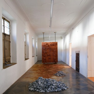 Zenta Komad, Wer von euch ohne Sünde ist, werfe den ersten Stein, 2023, 200x150, Installation mit Steinen und Sand  Ausstellungsansicht: Zenita Komad: Nie wieder Krieg! KULTUMUSEUM Graz, 3.2.–26.5.2024 Kurator Johannes Rauchenberger