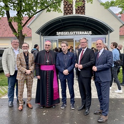 Eröffnung des Spiegelgitterhauses Gleisdorf (Sammlung Wolf) durch Bürgermeister Christoph Stark, Landeshauptmann Christopher Drexler und Diözesanbischof Wilhelm Krautwaschl.Laudatio: Walter Prügger,Einführung in die Ausstellung 'WENDEZEITEN/ZEITENW