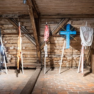 Hannes Priesch, *1954 in Eggersdorf (AT), lebt in Semriach (AT), Fahnen, 2015– Rot-Weiß-Rot,– Fahnenspruch,– Opferseelen,– In diesem Zeichen siege!,– For God and Country / Für Gott und VaterlandHolz, Draht, Stoffe, Wolle, Stickereien, Aquarell