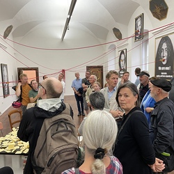 Lange Nacht der Kirchen 2024_'Nie wieder Krieg!'_Zenita Komad_Kuratorenführung. Foto: KULTUM