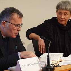 Nachwort der Dichter: Verse vom himmlischen Drucksatz | Poesie lesen von Oleg Jurjew am 26. November 2025 im[Cubus] mit Daniel Jurjew, Olga Marynova, Peter Waterhouse, Kathrin Schmidt und Richard Obermayr. Einf?hrung und Gespr?ch von Andreas Unterweg