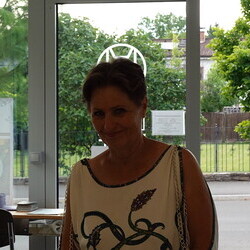                                 Er?ffnung der Sommer-Ausstellung im Spiegelgitterhaus Gleisdorf am 20. Juni 2025:  'round and round she goes  and where she stops nobody knows'Eine Ausstellung ?ber die ZEIT, kuratiert von zweintopf Mit Werken von M