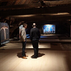                                 Kurator Johannes Rauchenberger mit Adrian Paci in der Ausstellung 'Gott hat kein Museum' am 19.3.2026