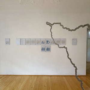 Wilhelm Scheruebl Sveti Jakov, 2014  Metallobjekt hängend mit 14 A4-Prints Rauminstallation 175 x 90 cm