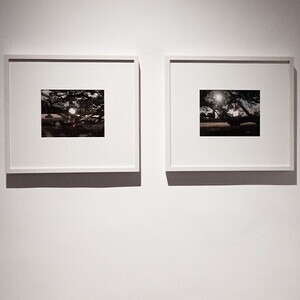 Adrian Paci, * 1969 in Shkoder (AL), lebt in Mailand (IT), Per Speculum (Filmstill I+II), 2006, Farbfotografie, Ed. 4/6 + 2 AP, 46.5 x 52.5 cm, KULTUMUSEUM Graz,  aus: Vertraut und fremd. VULGATA. 77 zeitgenössische Zugriffe auf die Bibel (2019)