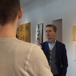 Führung mit Kurator Johannes Rauchenberger und Studierendenvertretungen der Theologiestudierenden aus Wien und Graz durch die Ausstellung 'Gott hat kein Museum' am Samstag, 22.11.2025