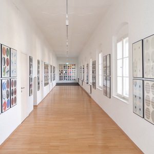 Peter Angerer: Systems, 2020, 101 Grafiken (Hochdruck, Flachdruck, Zeichnung, Schablonenschrift), je 70x50cm, Unikate Ausstellungsansicht KULTUM Graz