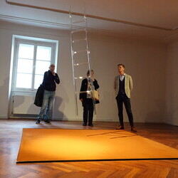 Lange Nacht der Kirchen, 23. Mai 2025: Kurator Johannes Rauchenberger führt durch die Ausstellung 'NUN MEHR – MEAN TIME' von Maaria Wirkkala