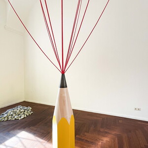 Zenita Komad, Friedensbaum, 2023, Objekt Bleistift 130 x 20 cm, in Installation mit Schnüren Größe variabel, Ausstellungsansicht: Zenita Komad: Nie wieder Krieg! KULTUMUSEUM Graz, 3.2.–26.5.2024, Kuratiert von Johannes Rauchenberger