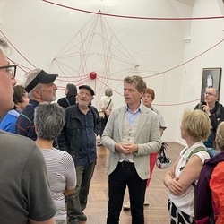 Lange Nacht der Kirchen 2024_'Nie wieder Krieg!'_Zenita Komad_Kuratorenführung. Foto: KULTUM