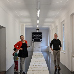 Aufbau der Ausstellung: Zenita Komad: NIE WIEDER KRIEG!KULTUM MUSEUM Graz, Jänner 2024Foto: KULTUM/Aufbauteam