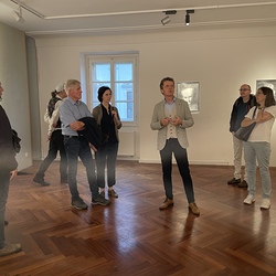 Lange Nacht der Kirchen 2024_'Nie wieder Krieg!'_Zenita Komad_Kuratorenführung. Foto: KULTUM