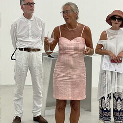 Künstler*innengespräch: Anneliese Schrenk und Michael Kienzer im Gespräch mit Kurator Johannes Rauchenberger in der Ausstellung: 'Was tun Skulpturen ohne Aufsicht?', 8.8.2026, Spiegelgitterhaus Gleisdorf, Hochsommer.art