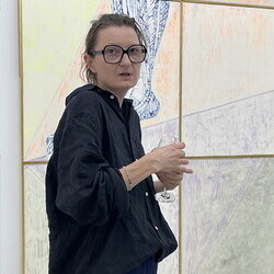 Künstler*innengespräch: Anneliese Schrenk und Michael Kienzer im Gespräch mit Kurator Johannes Rauchenberger in der Ausstellung: 'Was tun Skulpturen ohne Aufsicht?', 8.8.2026, Spiegelgitterhaus Gleisdorf, Hochsommer.art